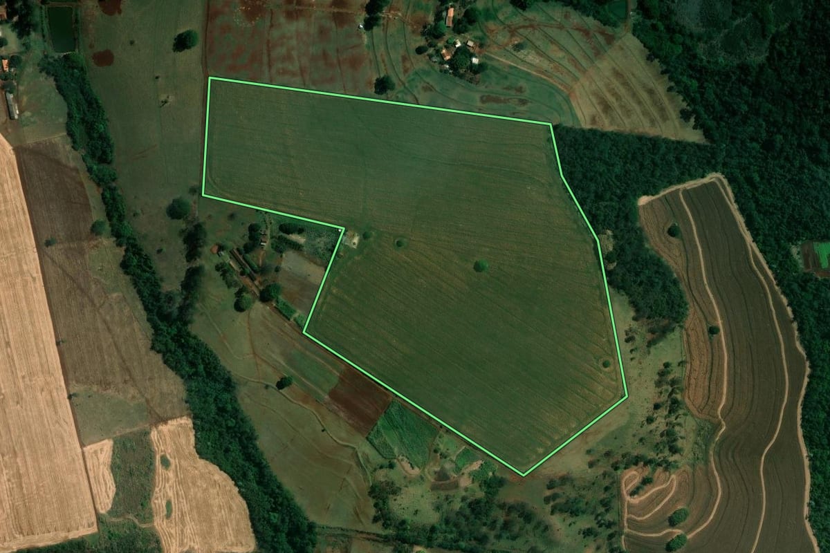 Imagem de satélite do imóvel rural em Londrina (PR), com o contorno declarado no CAR desenhado por cima.
