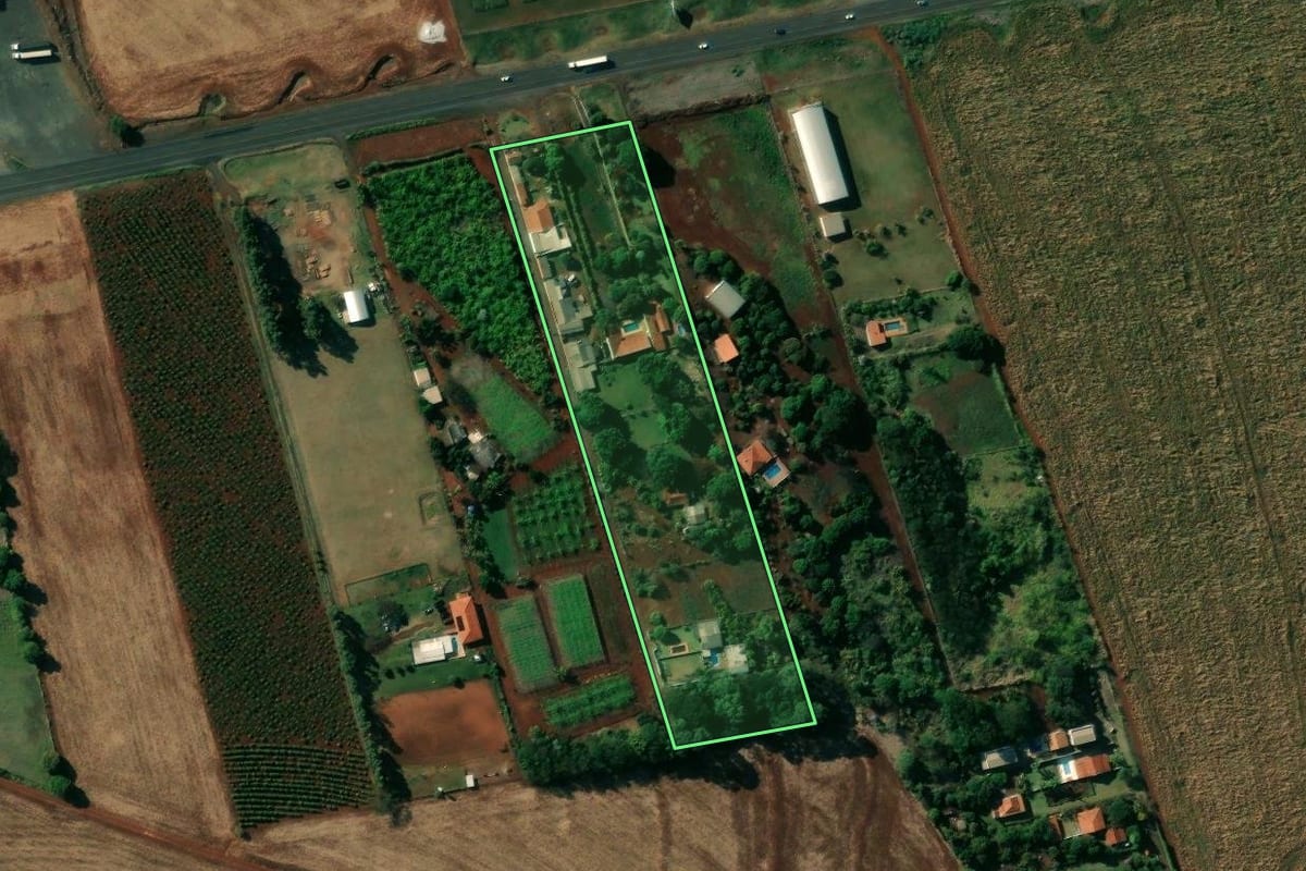 Imagem de satélite do imóvel rural em Londrina (PR), com o contorno declarado no CAR desenhado por cima.