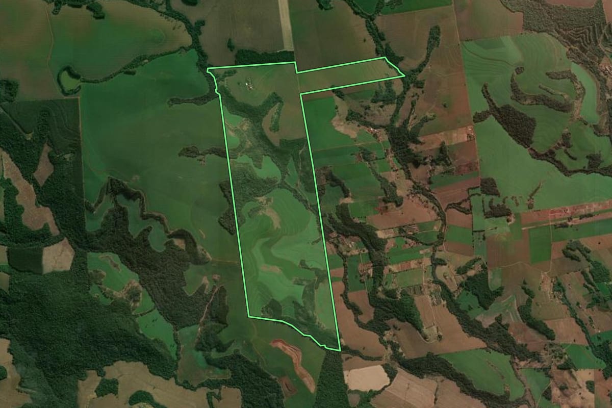 Imagem de satélite do imóvel rural em Londrina (PR), com o contorno declarado no CAR desenhado por cima.