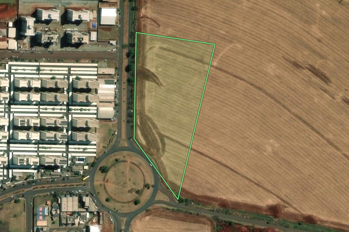 Imagem de satélite do imóvel rural em Londrina (PR), com o contorno declarado no CAR desenhado por cima.