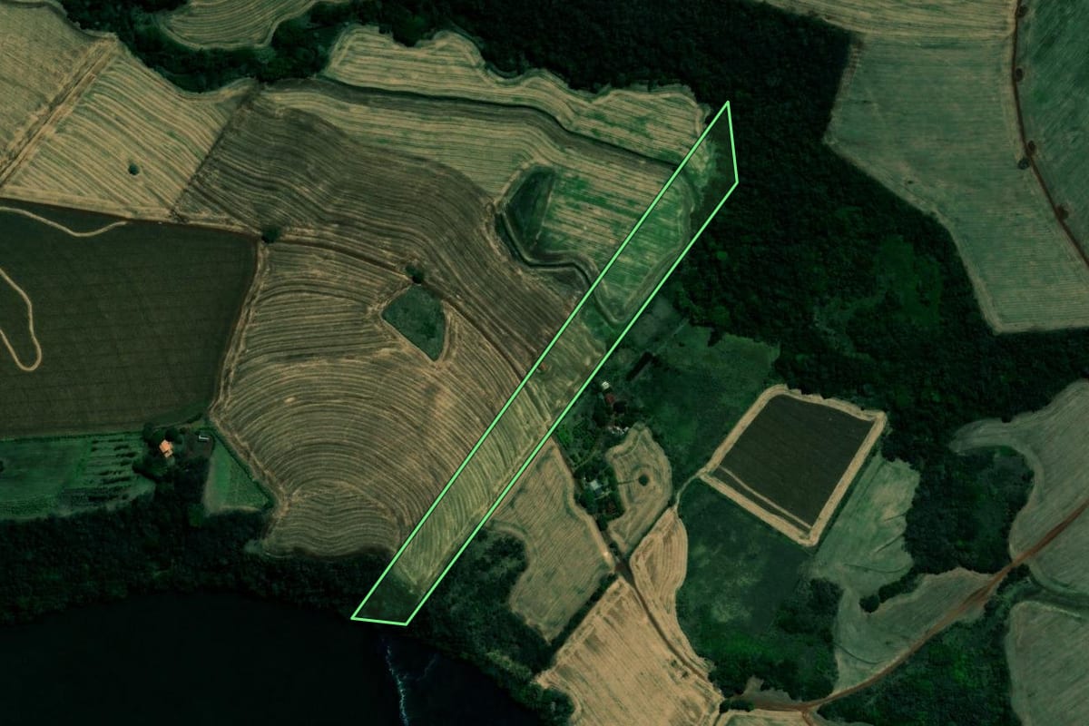 Imagem de satélite do imóvel rural em Londrina (PR), com o contorno declarado no CAR desenhado por cima.