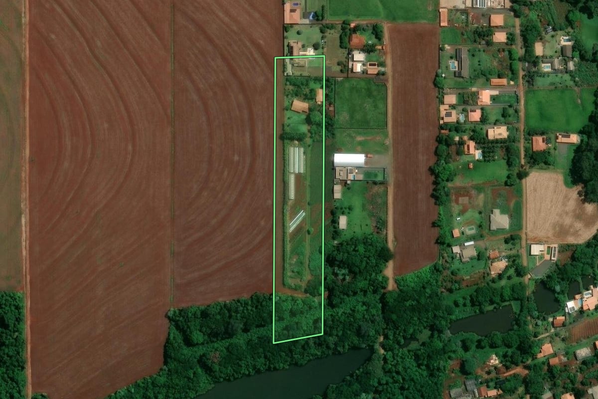 Imagem de satélite do imóvel rural em Londrina (PR), com o contorno declarado no CAR desenhado por cima.