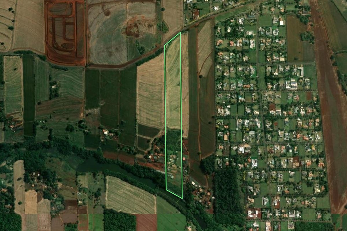 Imagem de satélite do imóvel rural em Londrina (PR), com o contorno declarado no CAR desenhado por cima.
