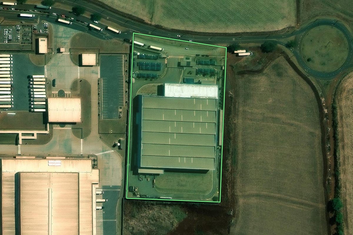 Imagem de satélite do imóvel rural em Londrina (PR), com o contorno declarado no CAR desenhado por cima.