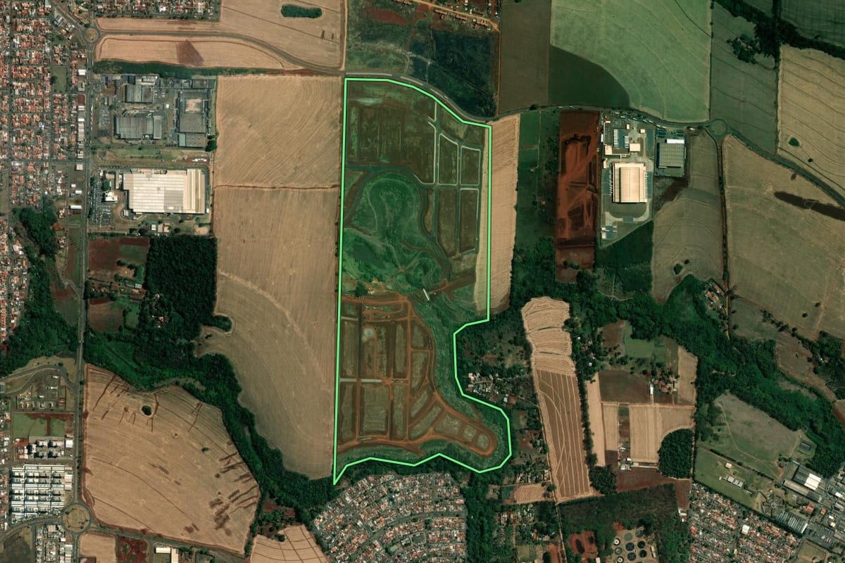 Imagem de satélite do imóvel rural em Londrina (PR), com o contorno declarado no CAR desenhado por cima.