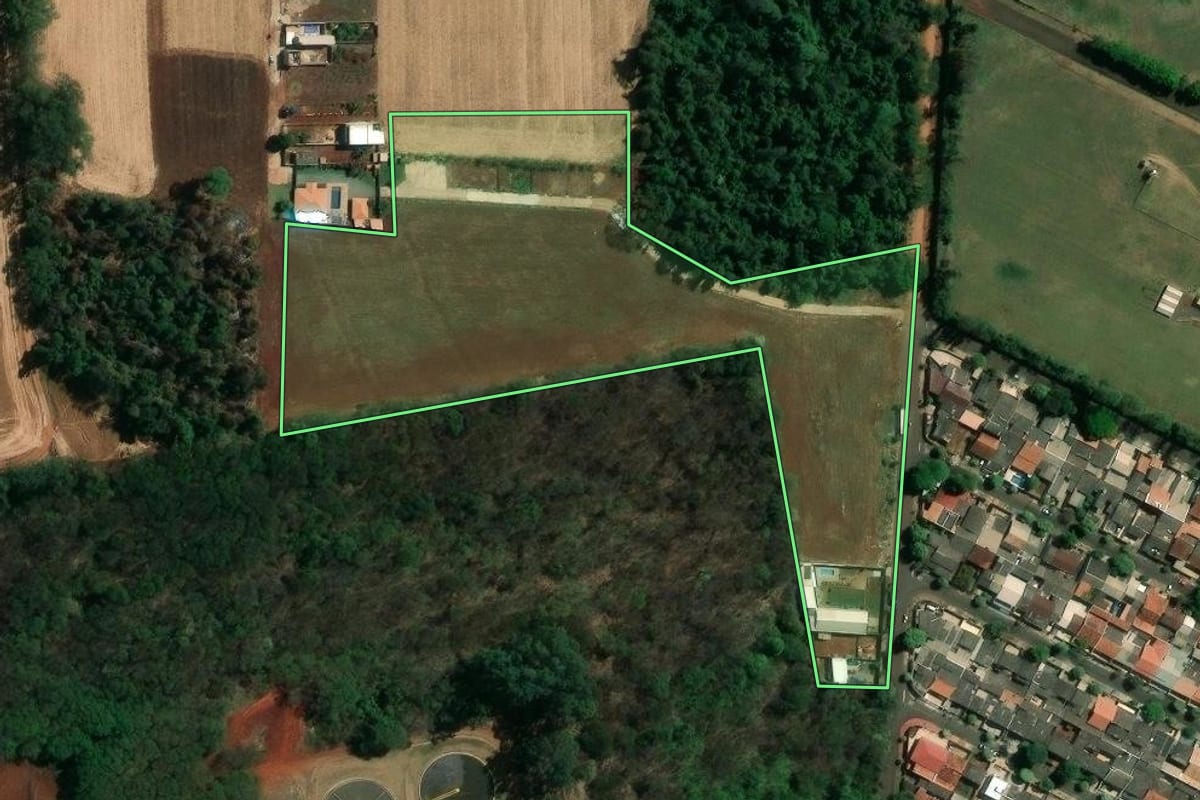 Imagem de satélite do imóvel rural em Londrina (PR), com o contorno declarado no CAR desenhado por cima.