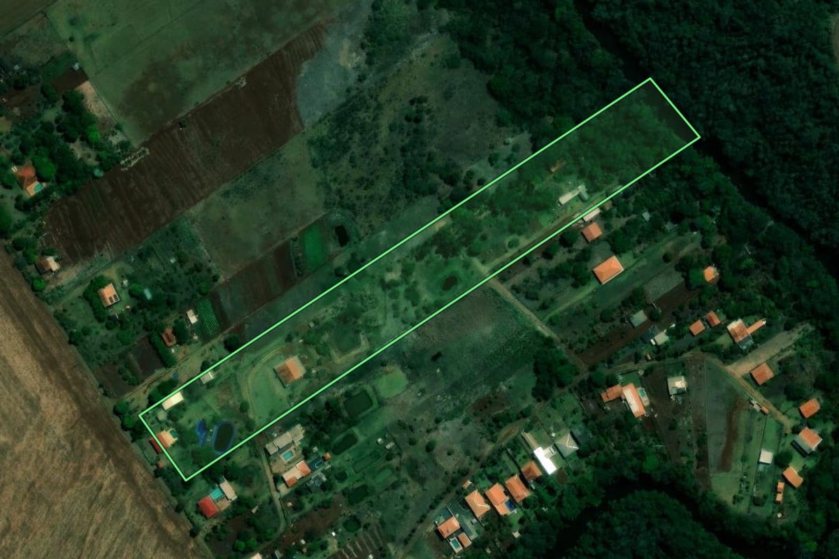 Imagem de satélite do imóvel rural em Londrina (PR), com o contorno declarado no CAR desenhado por cima.