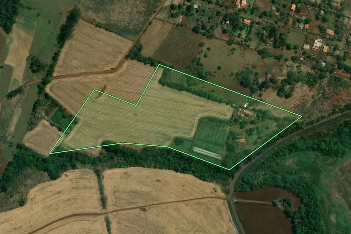 Imagem de satélite do imóvel rural em Londrina (PR), com o contorno declarado no CAR desenhado por cima.
