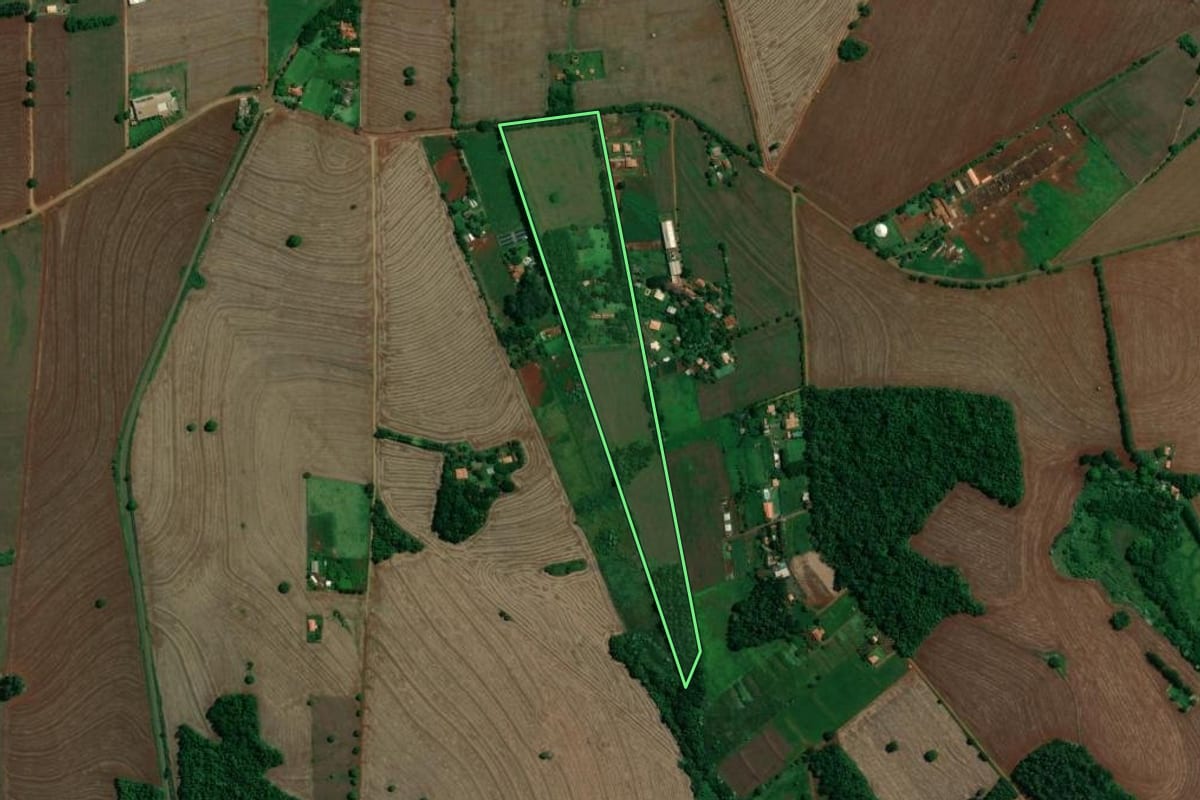 Imagem de satélite do imóvel rural em Londrina (PR), com o contorno declarado no CAR desenhado por cima.