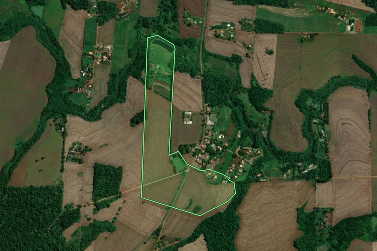Imagem de satélite do imóvel rural em Londrina (PR), com o contorno declarado no CAR desenhado por cima.