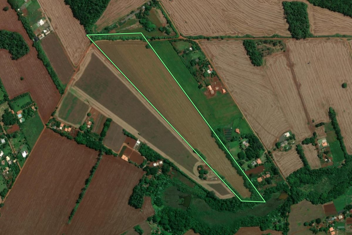 Imagem de satélite do imóvel rural em Londrina (PR), com o contorno declarado no CAR desenhado por cima.