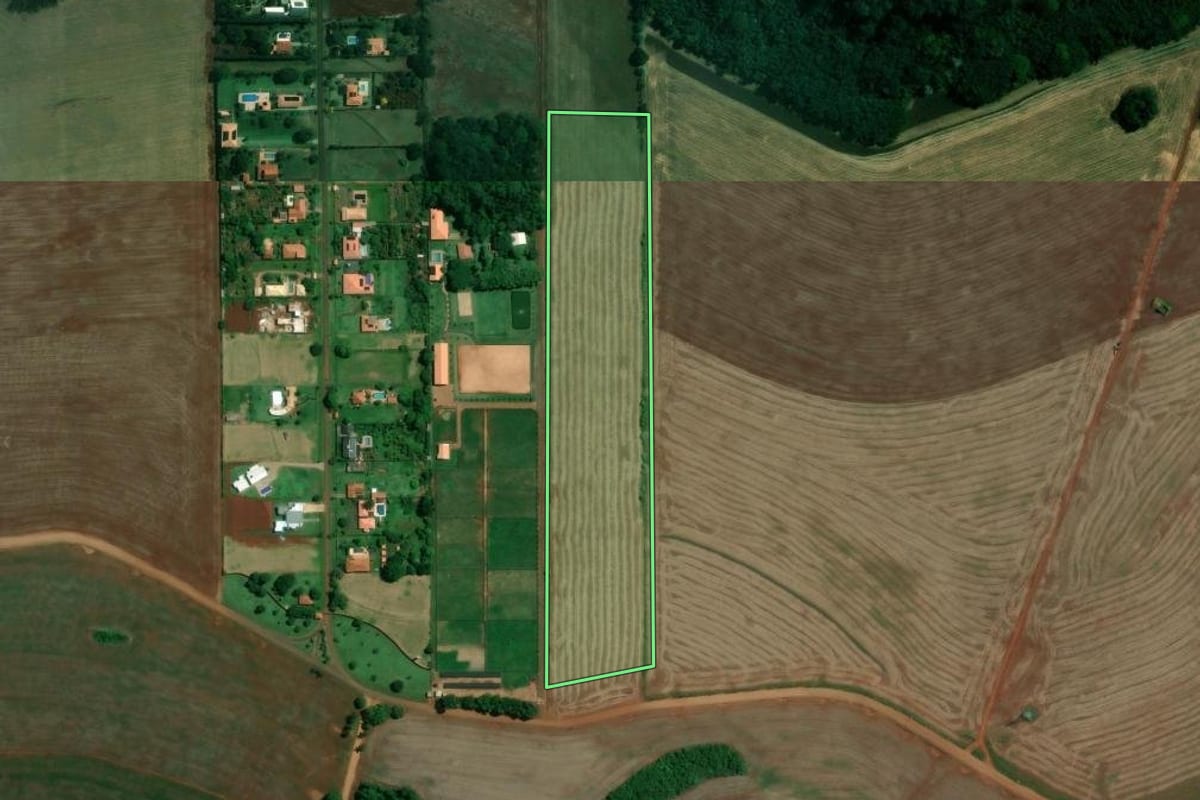 Imagem de satélite do imóvel rural em Londrina (PR), com o contorno declarado no CAR desenhado por cima.