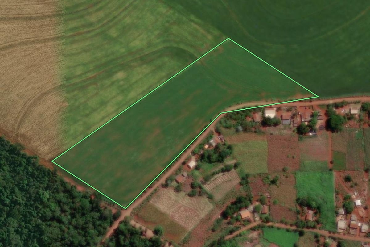Imagem de satélite do imóvel rural em Londrina (PR), com o contorno declarado no CAR desenhado por cima.