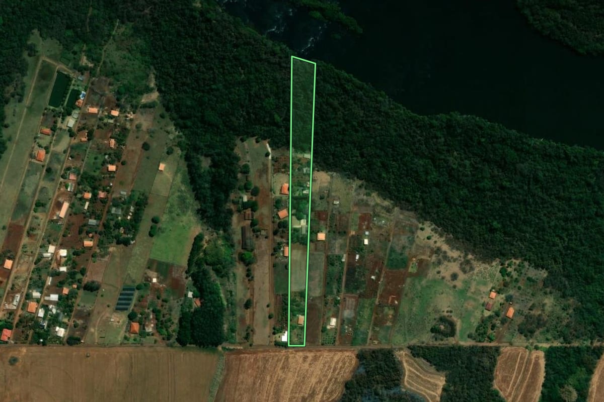 Imagem de satélite do imóvel rural em Londrina (PR), com o contorno declarado no CAR desenhado por cima.