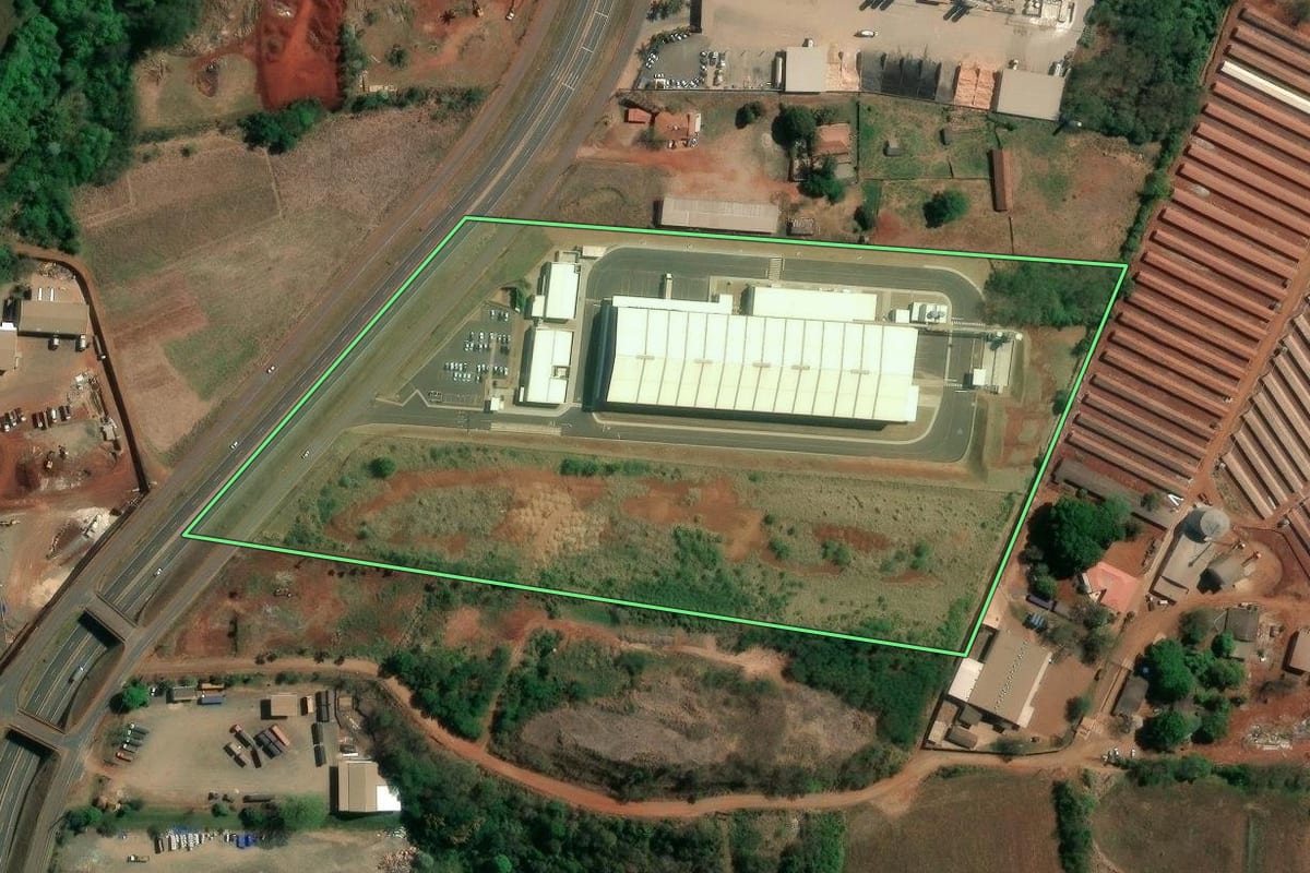 Imagem de satélite do imóvel rural em Londrina (PR), com o contorno declarado no CAR desenhado por cima.