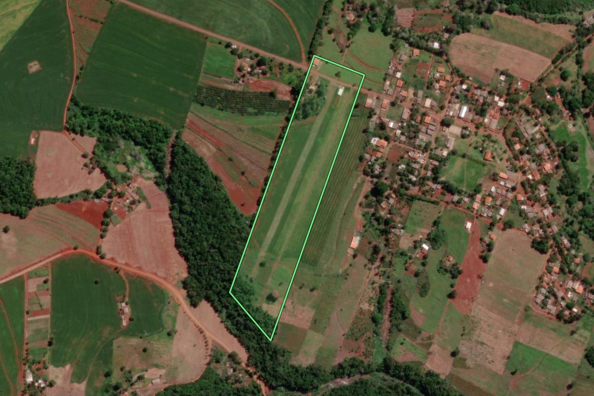 Imagem de satélite do imóvel rural em Londrina (PR), com o contorno declarado no CAR desenhado por cima.