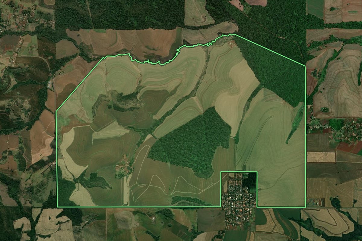 Imagem de satélite do imóvel rural em Londrina (PR), com o contorno declarado no CAR desenhado por cima.