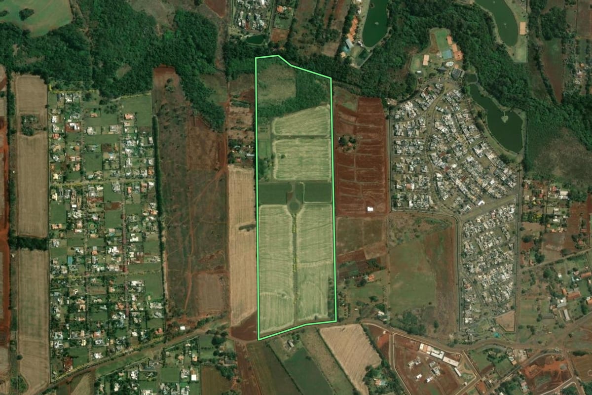 Imagem de satélite do imóvel rural em Londrina (PR), com o contorno declarado no CAR desenhado por cima.