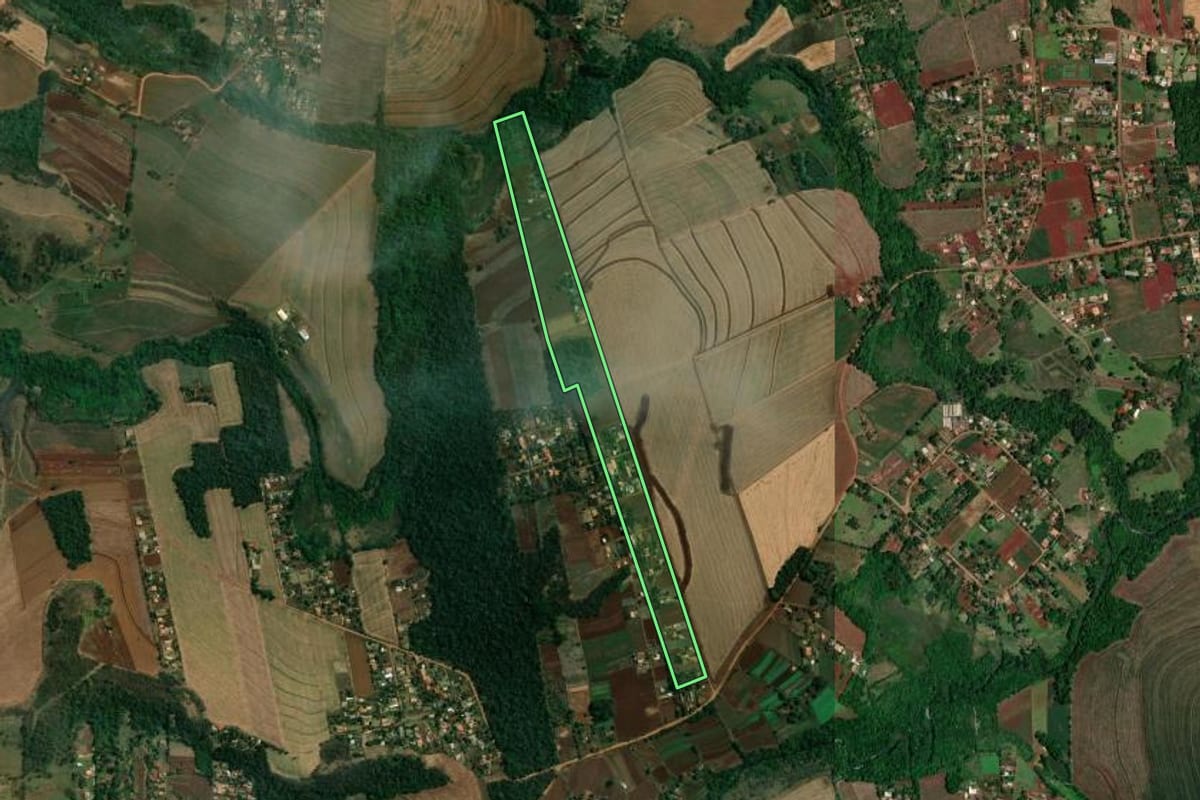Imagem de satélite do imóvel rural em Londrina (PR), com o contorno declarado no CAR desenhado por cima.