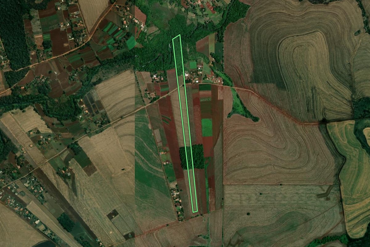 Imagem de satélite do imóvel rural em Londrina (PR), com o contorno declarado no CAR desenhado por cima.