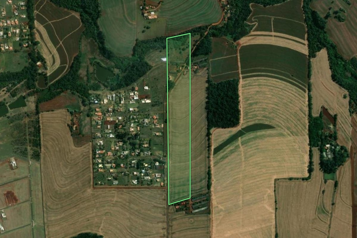 Imagem de satélite do imóvel rural em Londrina (PR), com o contorno declarado no CAR desenhado por cima.