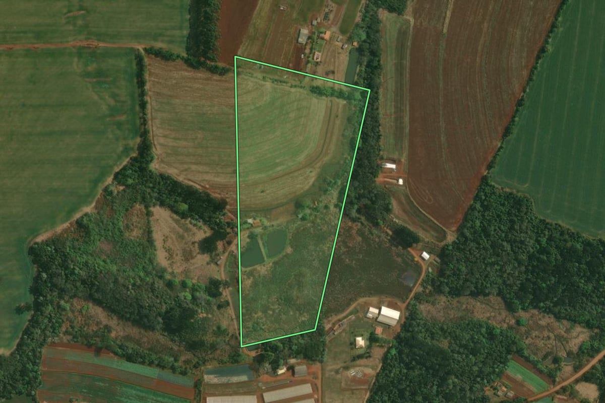 Imagem de satélite do imóvel rural em Londrina (PR), com o contorno declarado no CAR desenhado por cima.