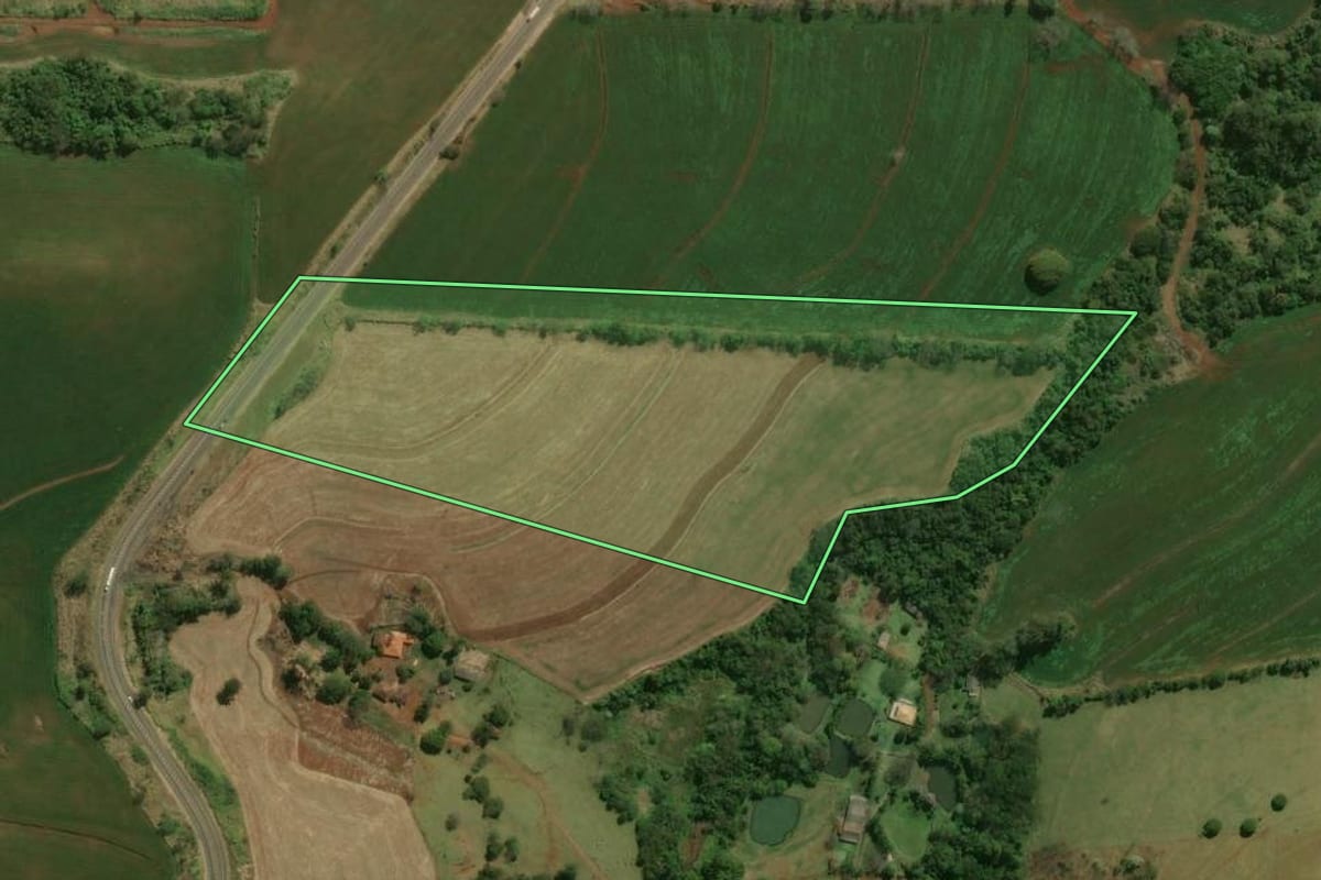 Imagem de satélite do imóvel rural em Londrina (PR), com o contorno declarado no CAR desenhado por cima.