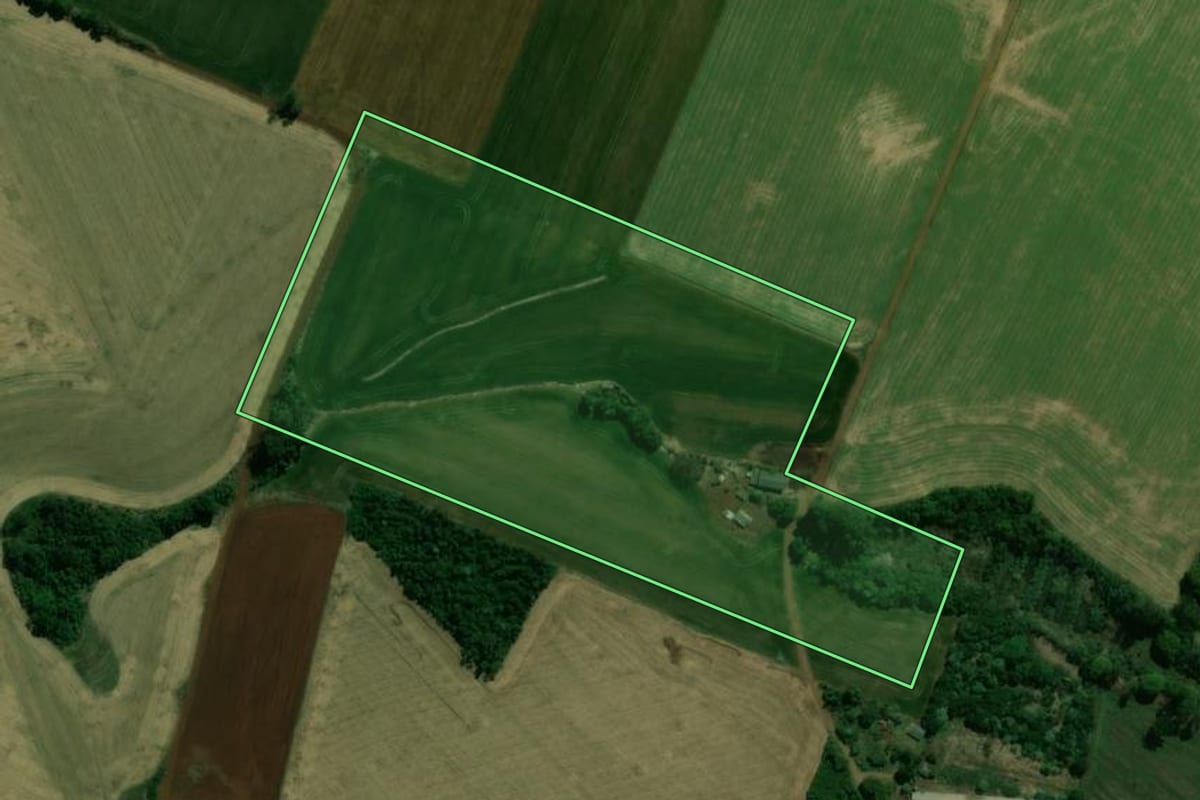 Imagem de satélite do imóvel rural em Londrina (PR), com o contorno declarado no CAR desenhado por cima.