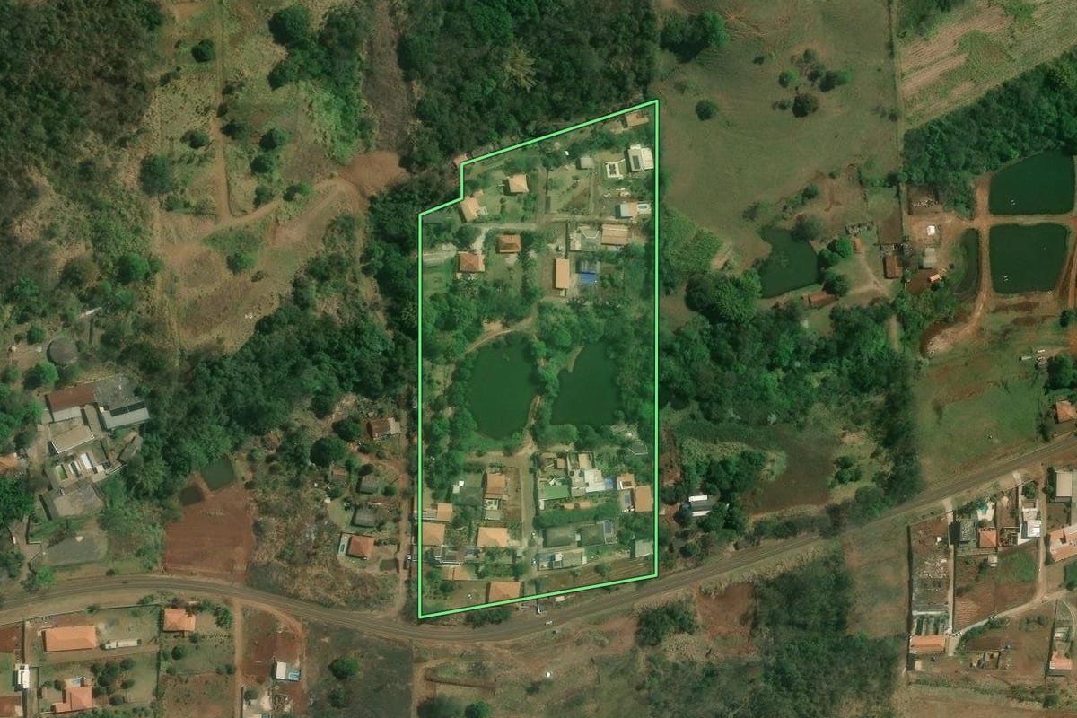 Imagem de satélite do imóvel rural em Londrina (PR), com o contorno declarado no CAR desenhado por cima.