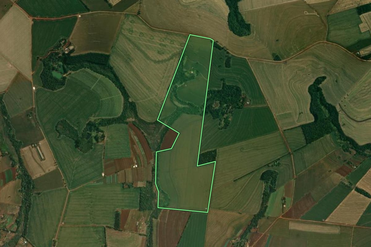 Imagem de satélite do imóvel rural em Londrina (PR), com o contorno declarado no CAR desenhado por cima.