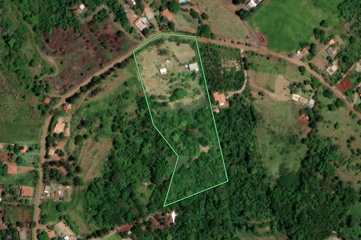 Imagem de satélite do imóvel rural em Londrina (PR), com o contorno declarado no CAR desenhado por cima.