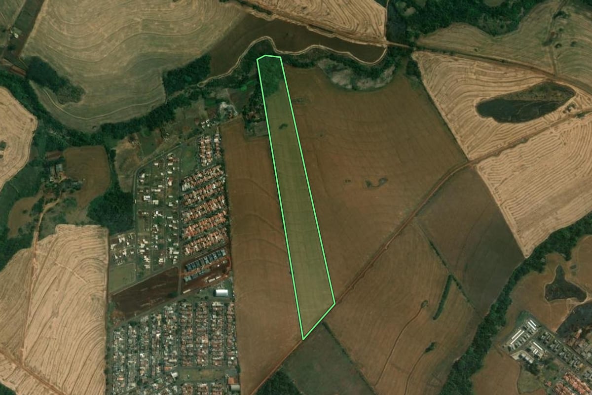 Imagem de satélite do imóvel rural em Londrina (PR), com o contorno declarado no CAR desenhado por cima.