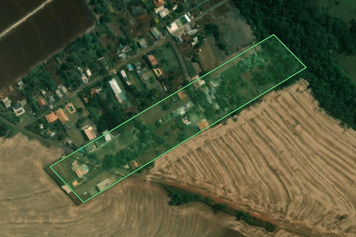 Imagem de satélite do imóvel rural em Londrina (PR), com o contorno declarado no CAR desenhado por cima.