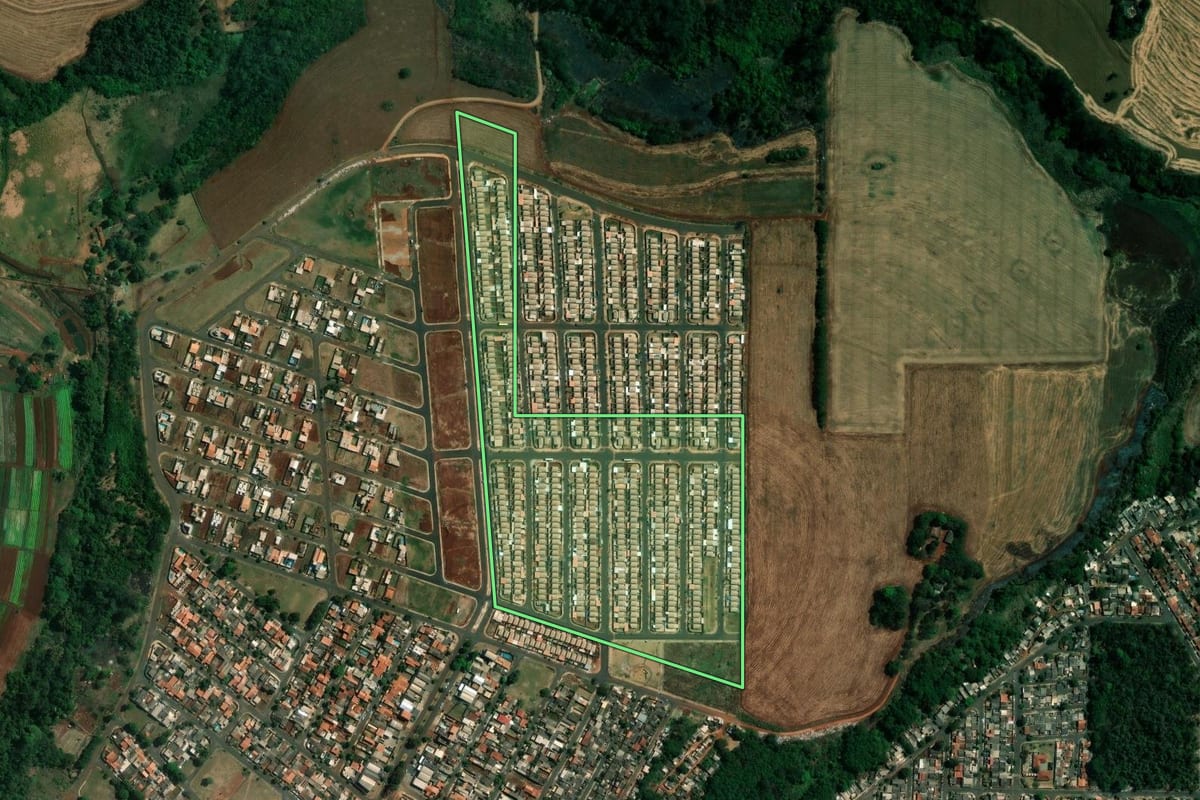 Imagem de satélite do imóvel rural em Londrina (PR), com o contorno declarado no CAR desenhado por cima.
