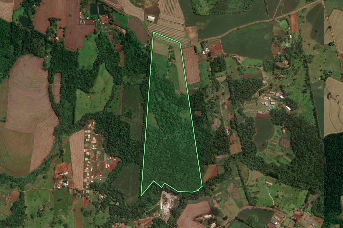 Imagem de satélite do imóvel rural em Londrina (PR), com o contorno declarado no CAR desenhado por cima.
