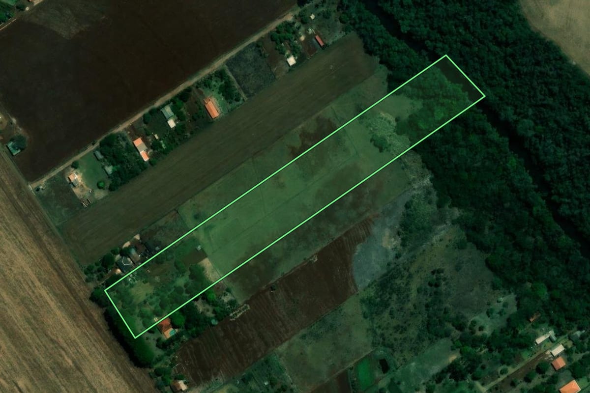 Imagem de satélite do imóvel rural em Londrina (PR), com o contorno declarado no CAR desenhado por cima.