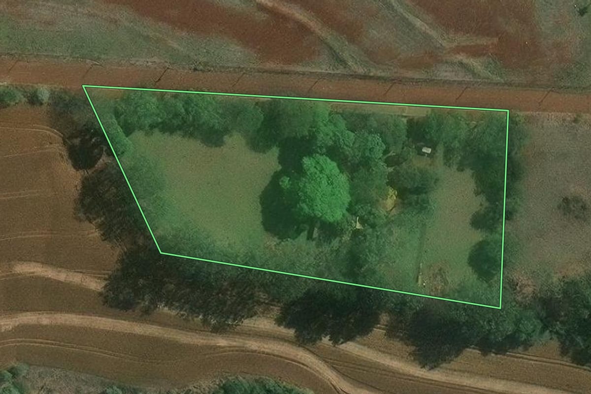 Imagem de satélite do imóvel rural em Londrina (PR), com o contorno declarado no CAR desenhado por cima.
