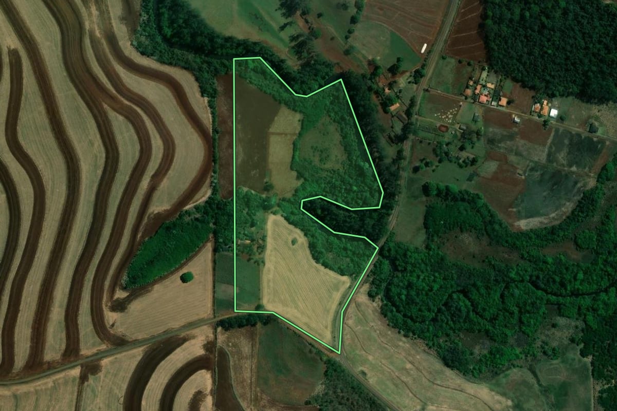 Imagem de satélite do imóvel rural em Londrina (PR), com o contorno declarado no CAR desenhado por cima.
