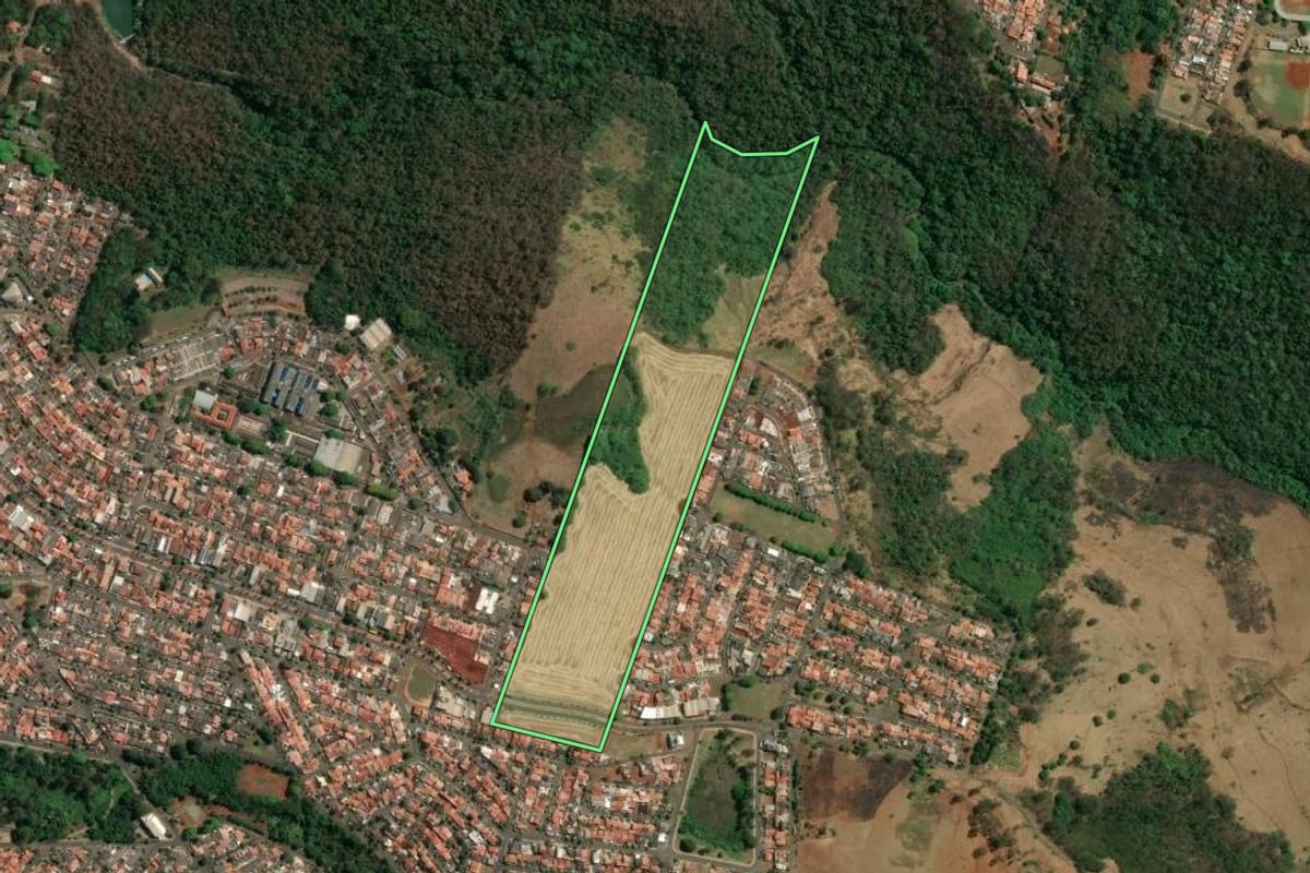 Imagem de satélite do imóvel rural em Londrina (PR), com o contorno declarado no CAR desenhado por cima.