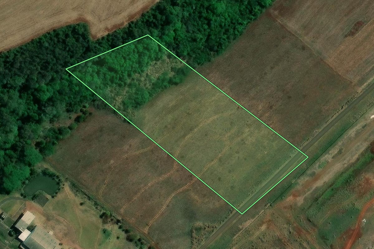 Imagem de satélite do imóvel rural em Londrina (PR), com o contorno declarado no CAR desenhado por cima.