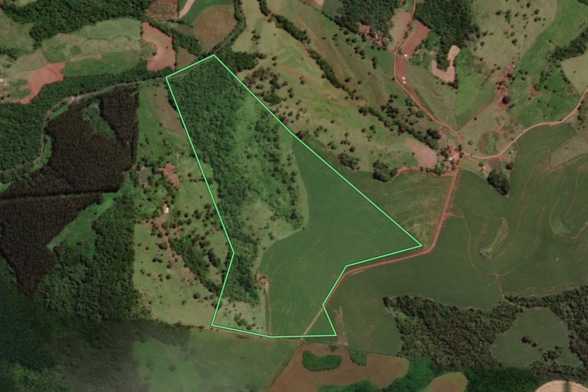 Imagem de satélite do imóvel rural em Londrina (PR), com o contorno declarado no CAR desenhado por cima.