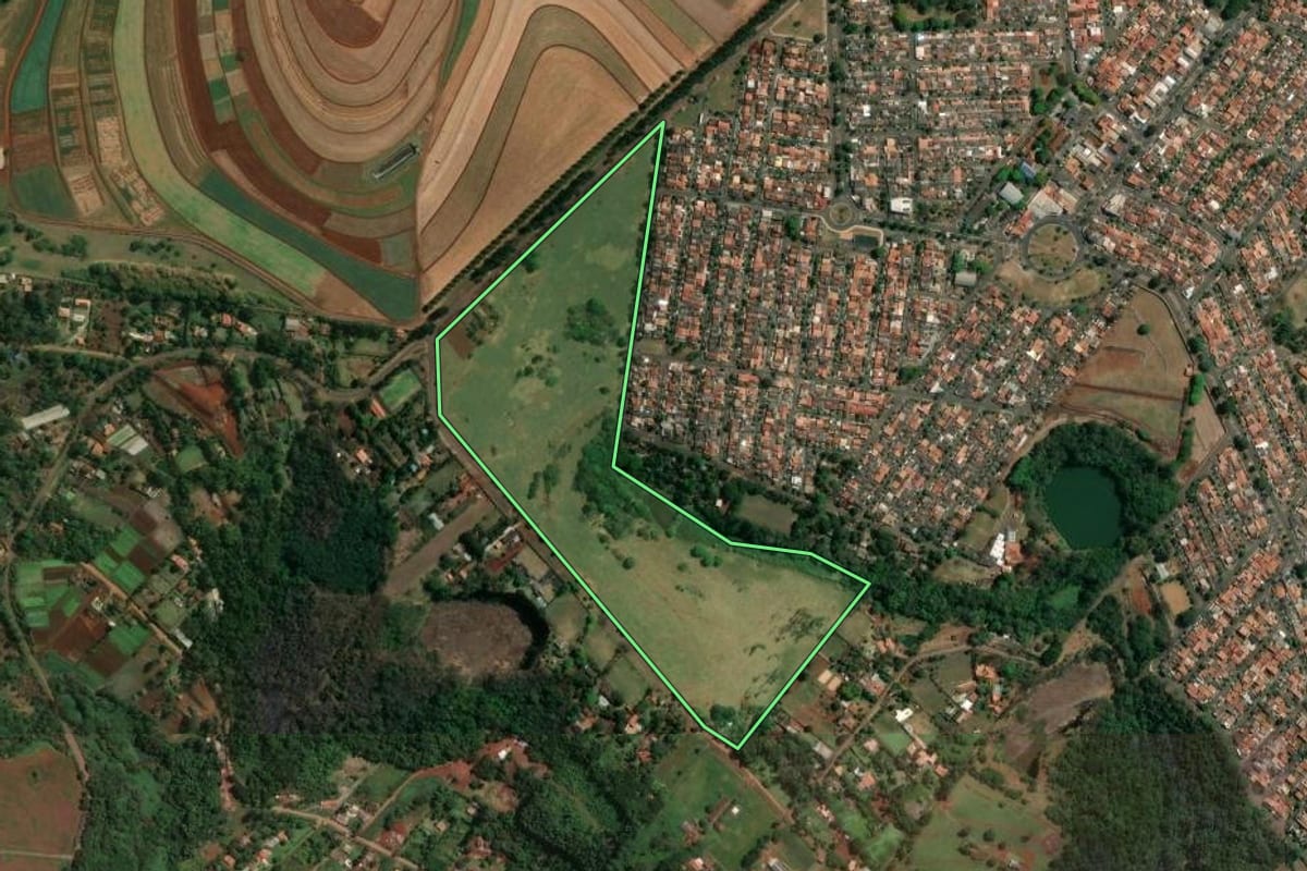 Imagem de satélite do imóvel rural em Londrina (PR), com o contorno declarado no CAR desenhado por cima.