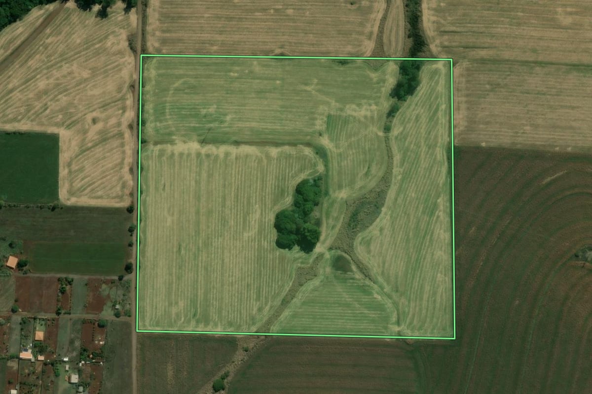 Imagem de satélite do imóvel rural em Londrina (PR), com o contorno declarado no CAR desenhado por cima.