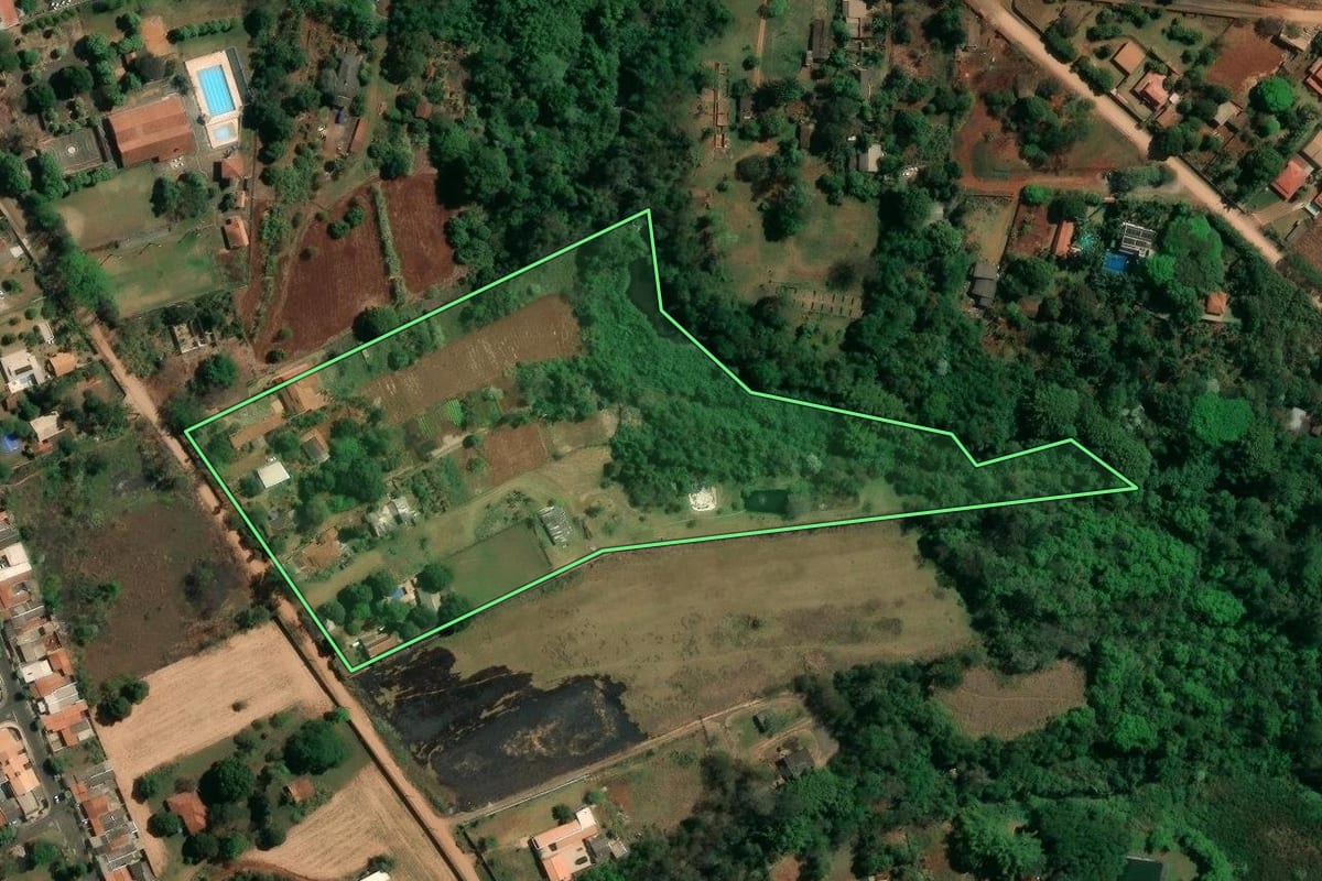 Imagem de satélite do imóvel rural em Londrina (PR), com o contorno declarado no CAR desenhado por cima.