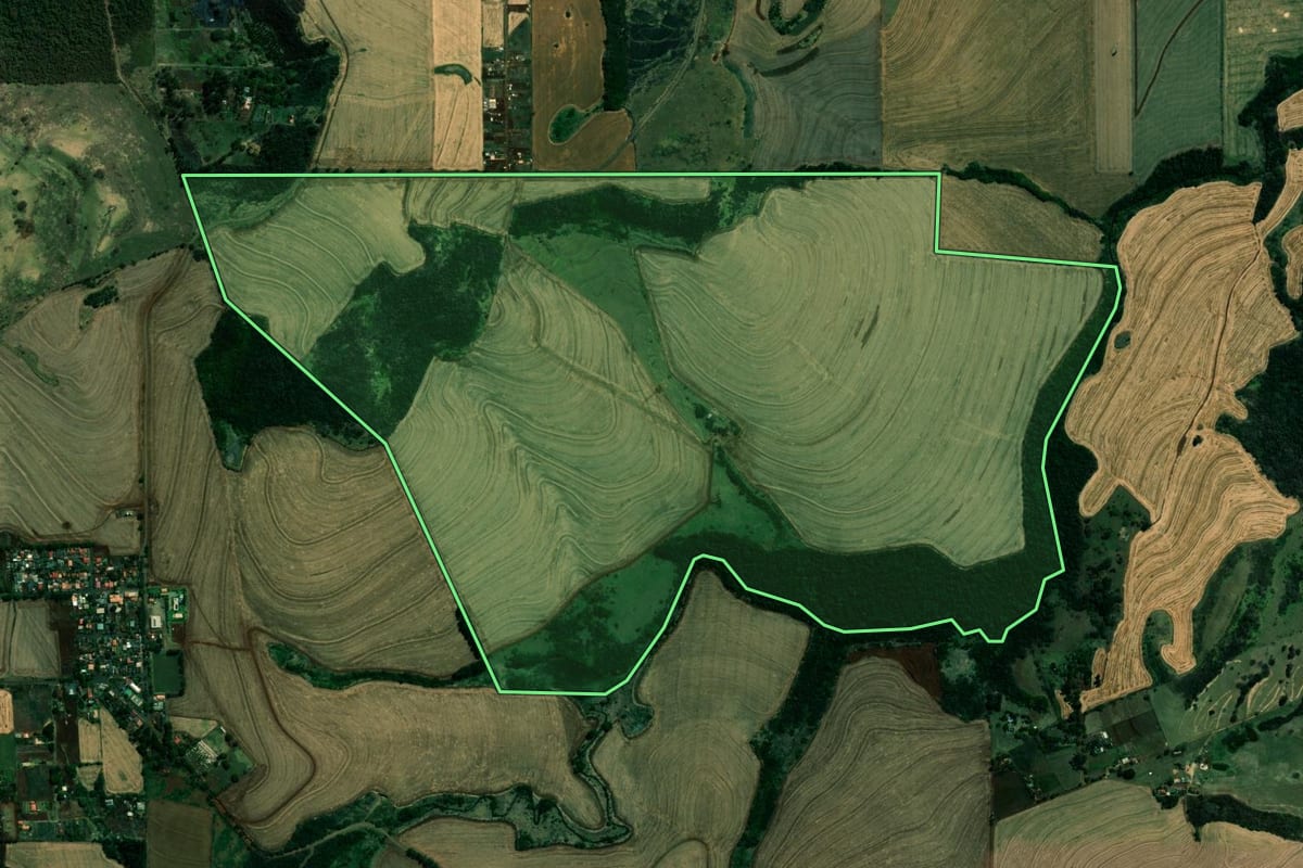 Imagem de satélite do imóvel rural em Londrina (PR), com o contorno declarado no CAR desenhado por cima.