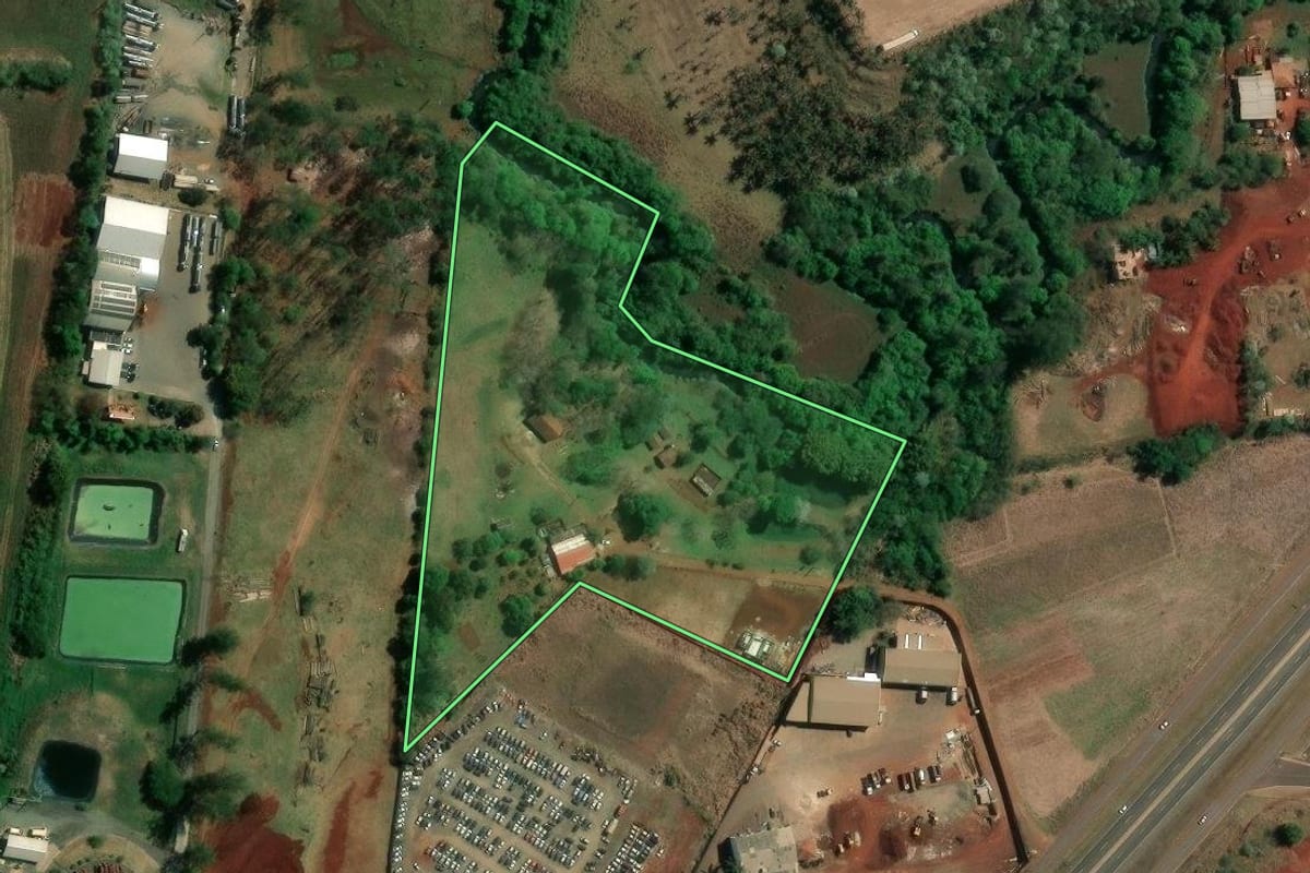 Imagem de satélite do imóvel rural em Londrina (PR), com o contorno declarado no CAR desenhado por cima.