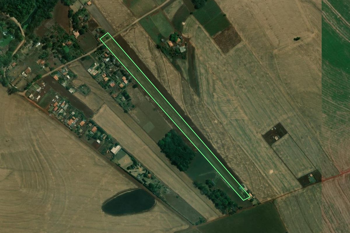 Imagem de satélite do imóvel rural em Londrina (PR), com o contorno declarado no CAR desenhado por cima.