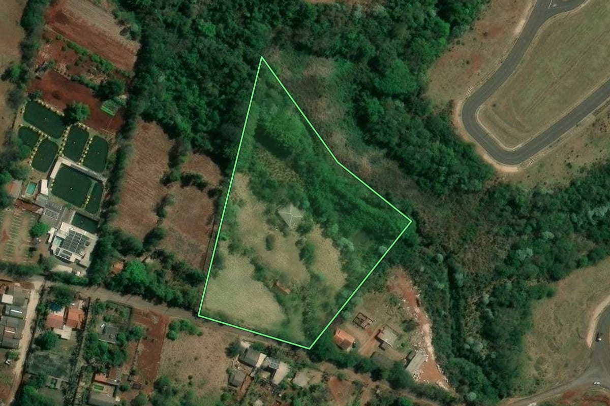Imagem de satélite do imóvel rural em Londrina (PR), com o contorno declarado no CAR desenhado por cima.