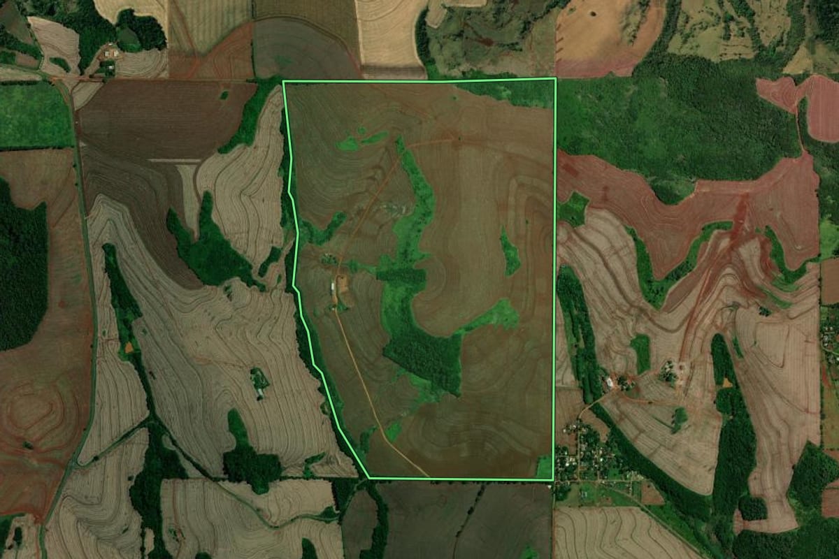 Imagem de satélite do imóvel rural em Londrina (PR), com o contorno declarado no CAR desenhado por cima.