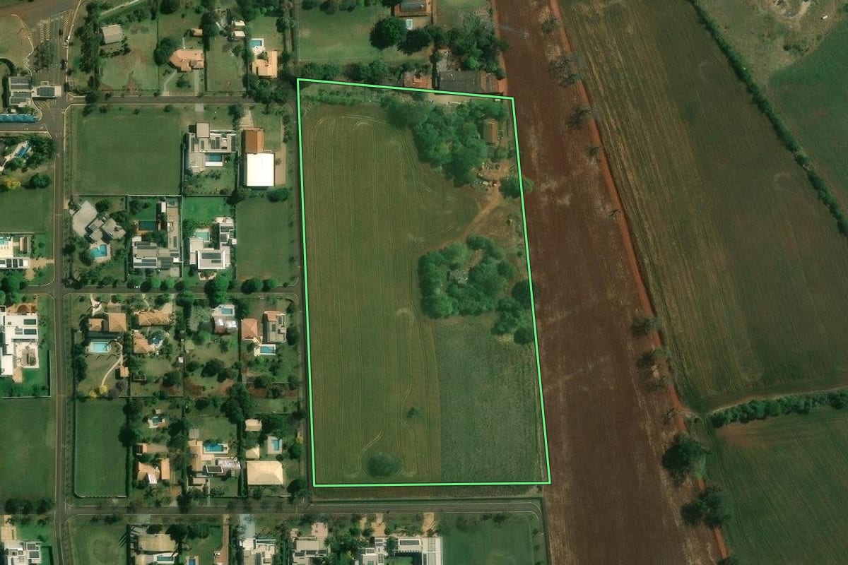 Imagem de satélite do imóvel rural em Londrina (PR), com o contorno declarado no CAR desenhado por cima.